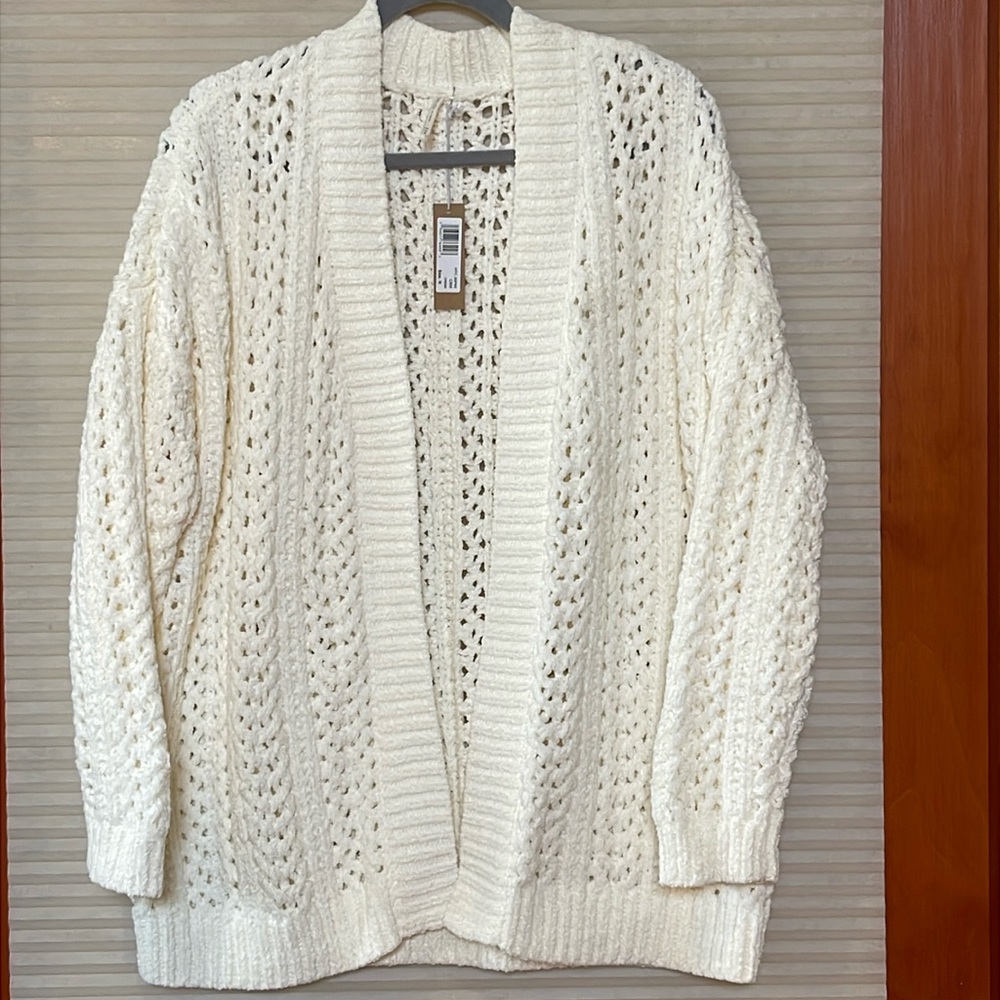 NWT chunky knit ivory cardigan size medium oversized, and extremely soft & warm